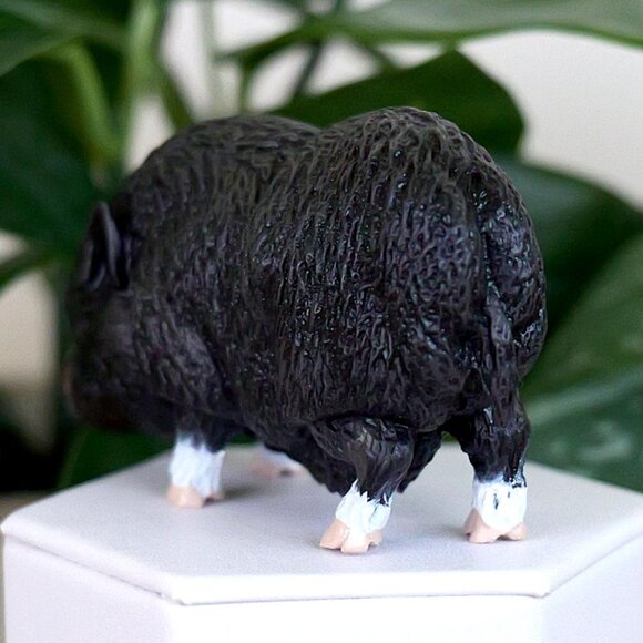 Vietnamese Pot Bellied Pig Figure - Hand Painted & Collectible Farm Figurine - Picture 9 of 12